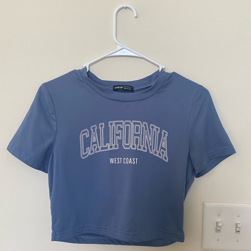 Letter Graphic Crop Tee
